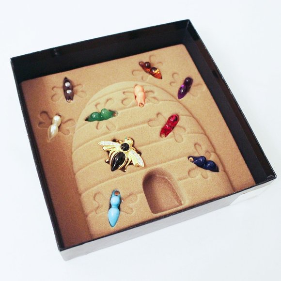 Joan Rivers 10-Color Changeable Bee Pin - Picture 2 of 3